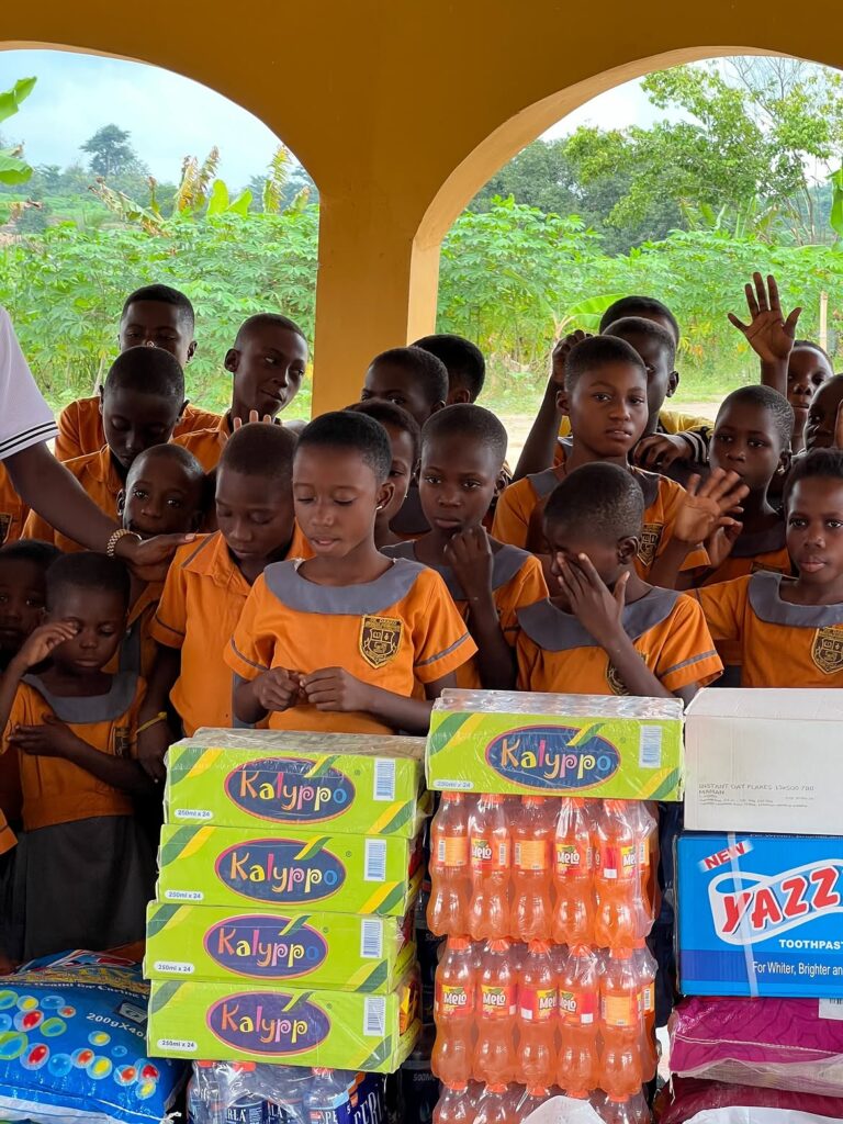 Blogger Emmanuel Sekyere Owusu Donates Food Items To The Needy On The Streets Of Accra To Mark His Birthday