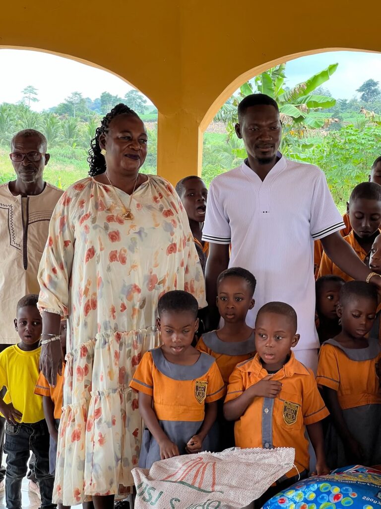 Blogger Emmanuel Sekyere Owusu Donates Food Items To The Needy On The Streets Of Accra To Mark His Birthday